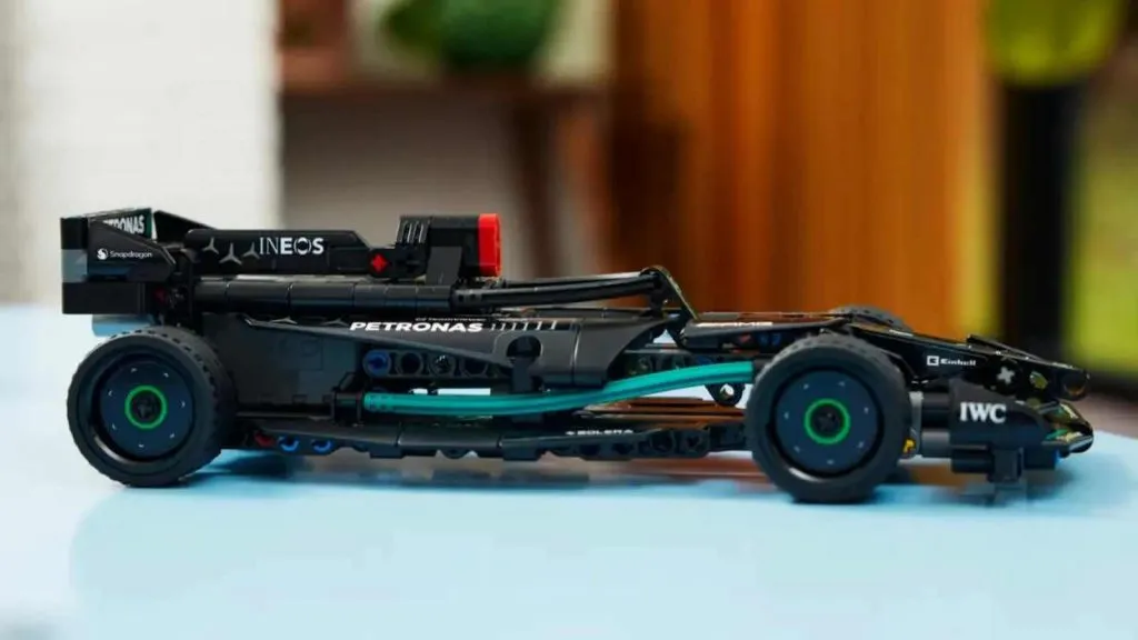 O LEGO Technic Mercedes-AMG F1 Pull-Back em exibição