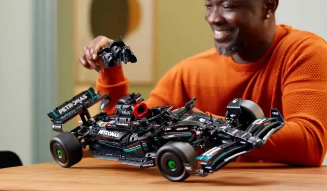 Se apagan las luces y nos vamos: el coche de carreras LEGO Technic Mercedes-AMG F1 W14 ya está disponible