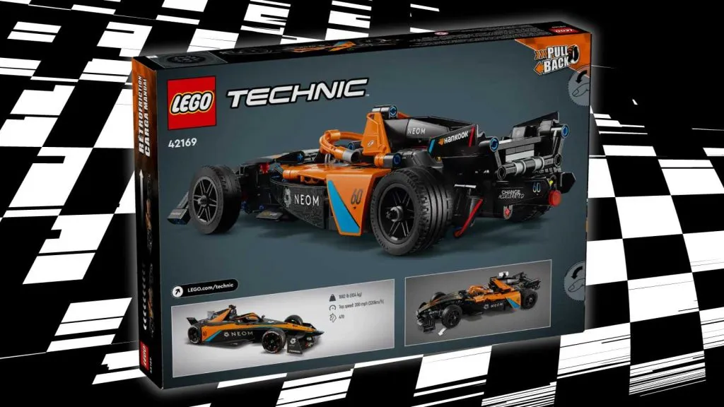 LEGO Technic NEOM McLaren Formel-E-Rennwagen auf schwarzem Hintergrund mit Rennflaggengrafik.