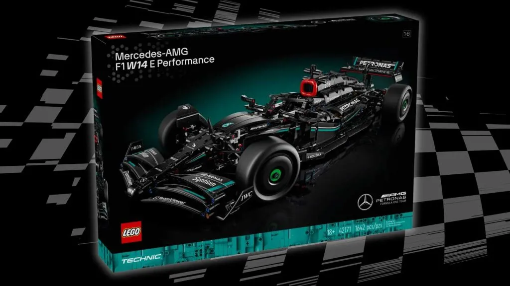 Der LEGO Technic Mercedes-AMG F1 W14 Rennwagen auf schwarzem Hintergrund mit einer Rennflaggengrafik