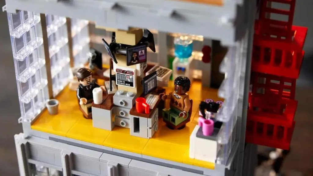 El interior del LEGO Marvel Spider-Man Daily Bugle