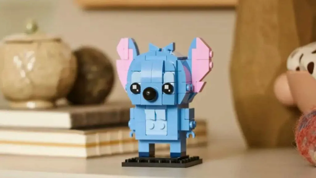 LEGO BrickHeadz Disney-inspirierter Stitch ausgestellt