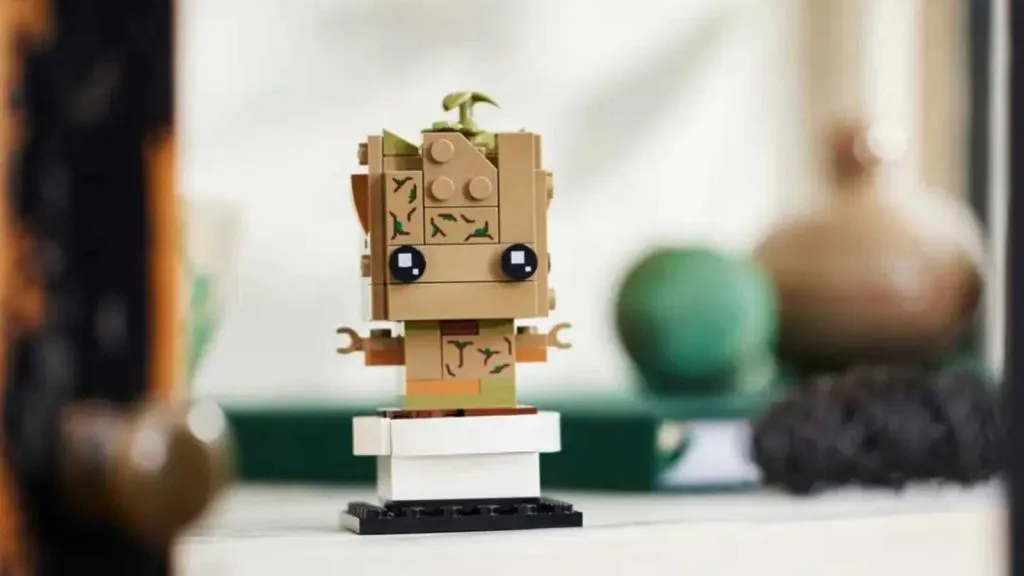 Von LEGO neu erfundene Groot-Figur in einem Topf.