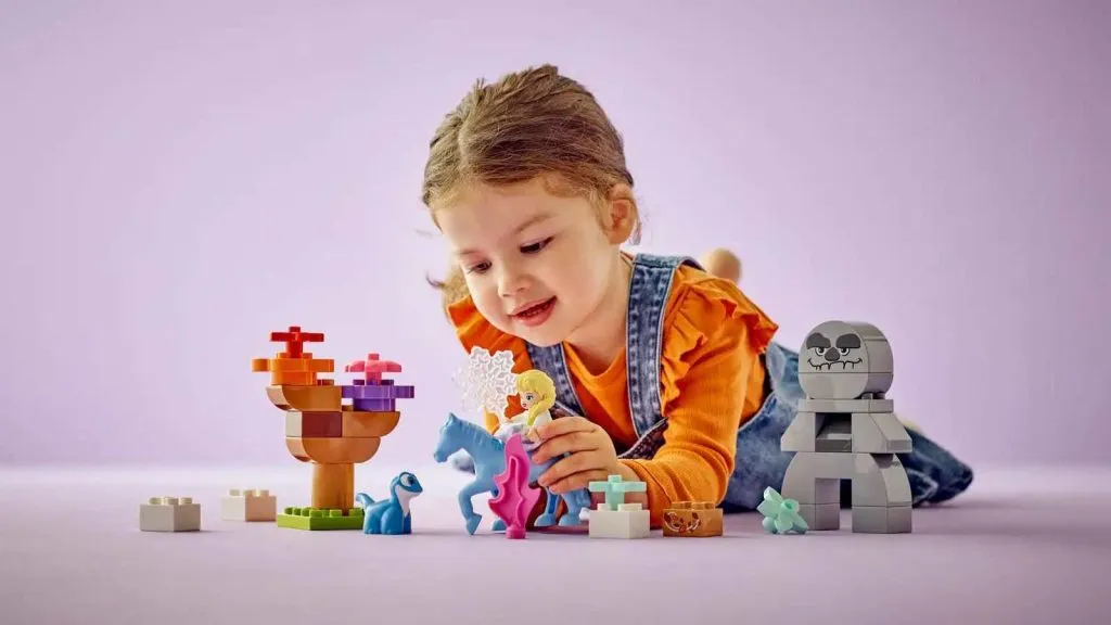 Ein Kind, das mit seinem neuen, von Disney inspirierten LEGO Duplo Elsa & Bruni im Zauberwald-Set spielt