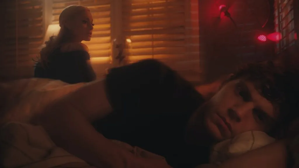 Ariana Grande et Evan Peters dans le clip "Nous ne pouvons pas être amis"