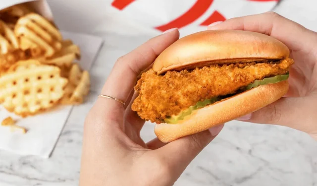 Mujer afirma que comprar pollo Chick-fil-A puede provocar herpes