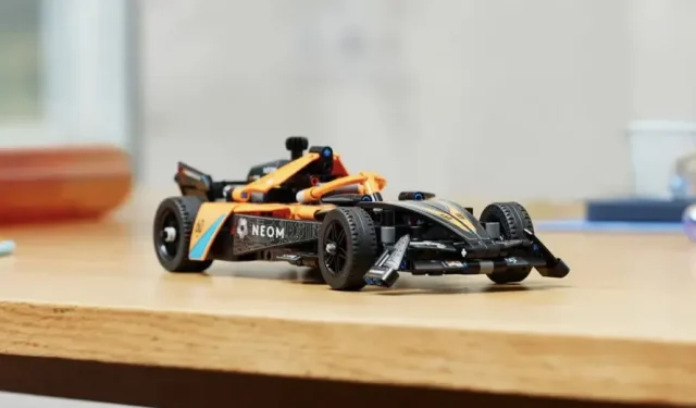 LEGO Technic NEOM McLaren Formula E 경주용 자동차가 매장으로 경주합니다.