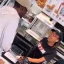 Trabajador de KFC se enfrenta a un cliente que exige un reembolso