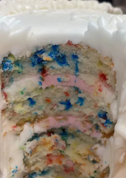 Gâteau aux confettis révélant le genre