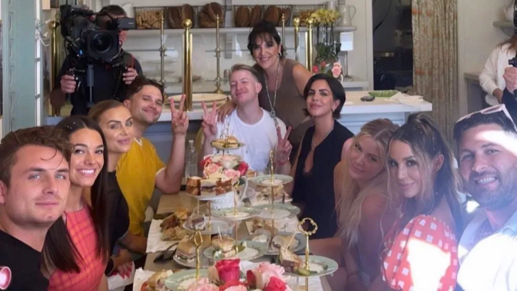 Besetzung der 11. Staffel von „The Vanderpump Rules“ gemeinsam im Sandwichladen von Ariana und Katie Maloney.