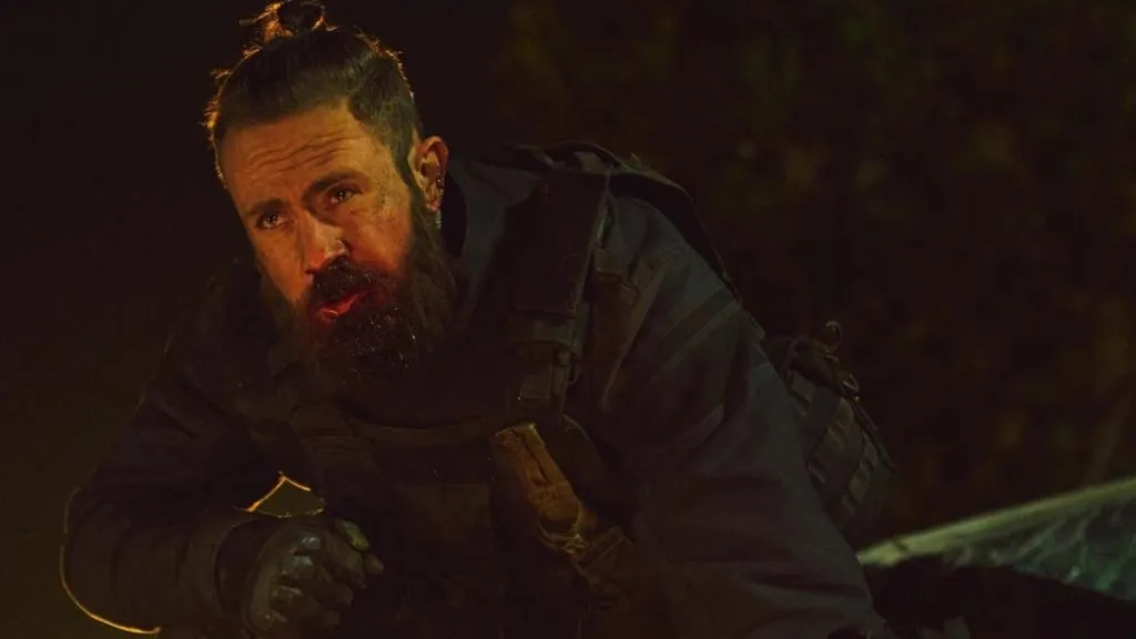 Justin Harvey en La Bruja: Parte 2 como mercenario.