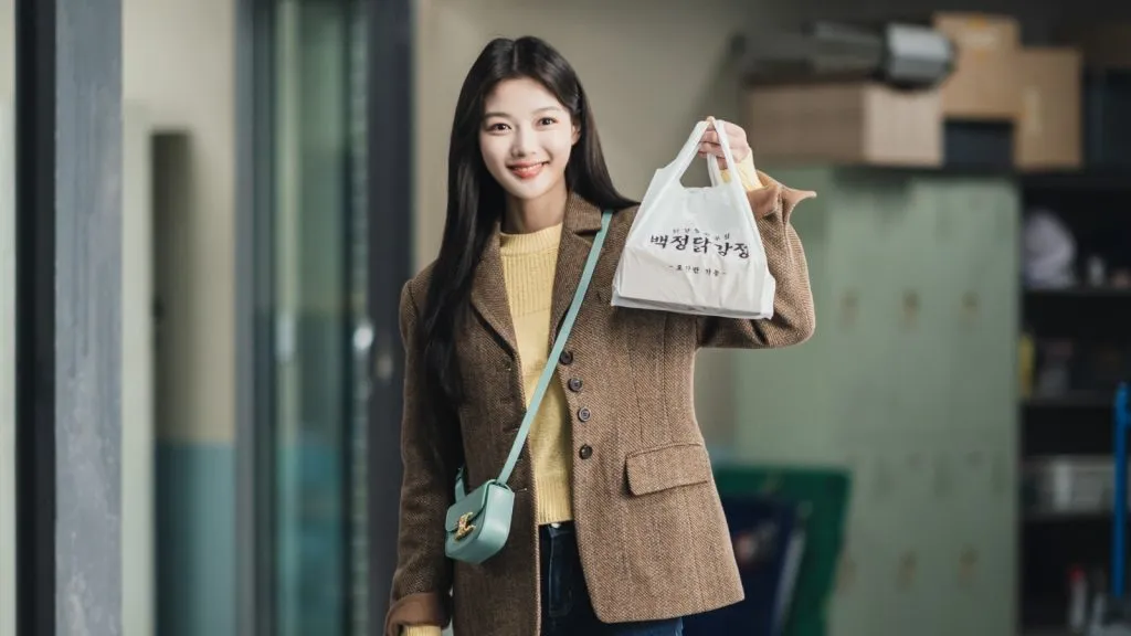 Kim Yoo-jung como Min-ah en el K-drama Chicken Nugget.