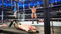Logan Paul se vuelve viral nuevamente por sus travesuras de la WWE en nuevas imágenes de Elimination Chamber
