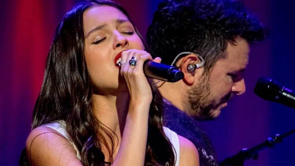 Olivia Rodrigo esegue un set durante un concerto