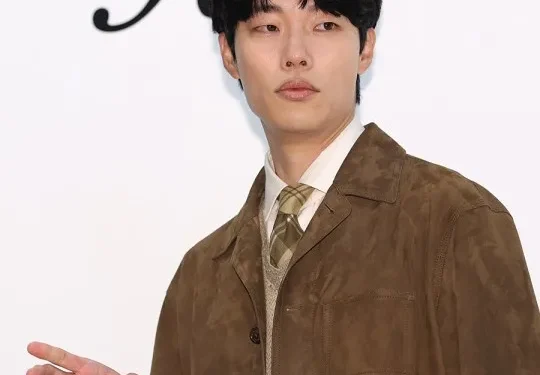 Ryu Jun-yeol weigerte sich, Herzposen zu machen und blieb beim letzten Markenevent nach dem Skandal emotionslos