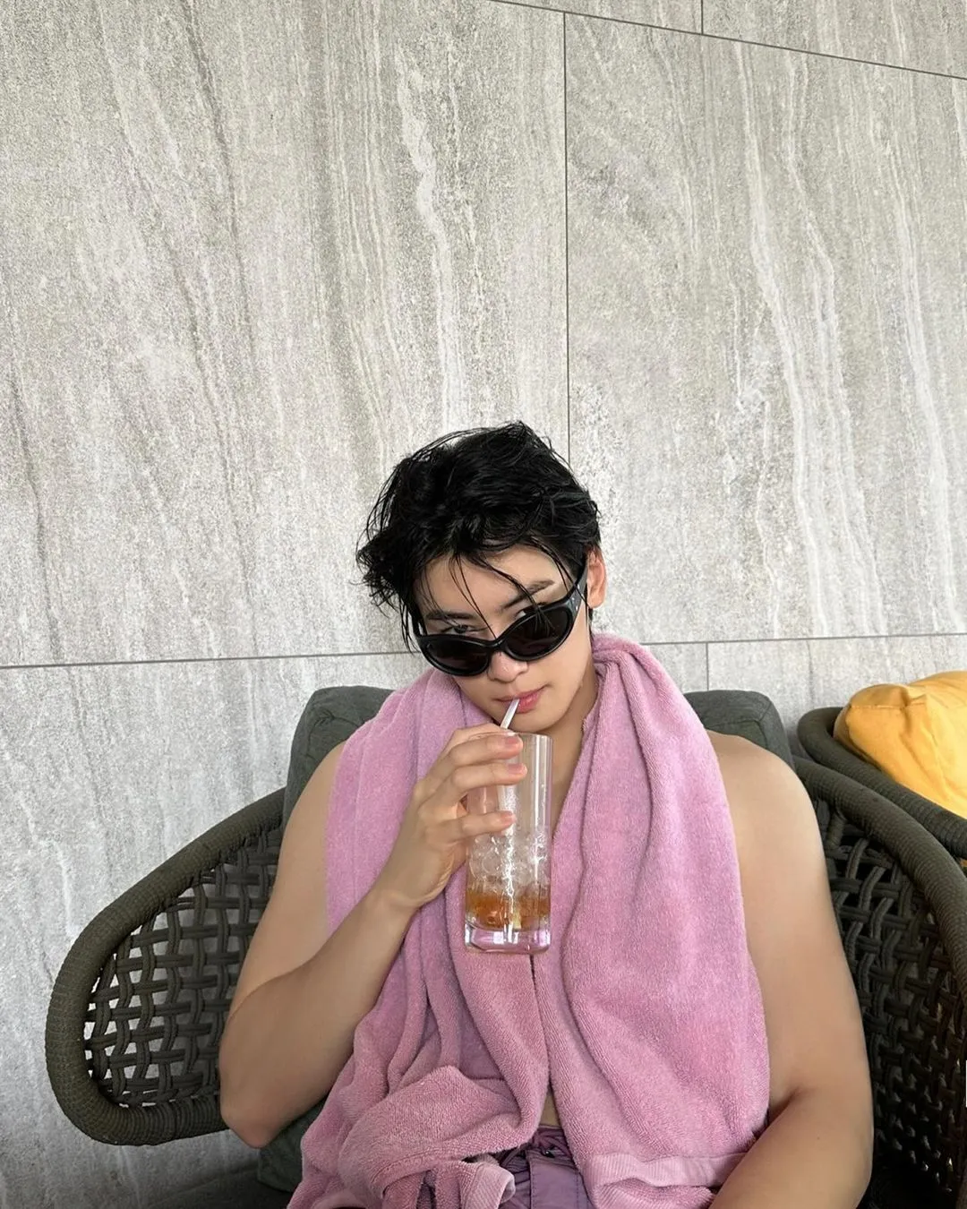 Las fotos 'sin camisa' de ASTRO Cha Eun Woo en la piscina tienen sed de AROHA: 'Las toallas son malas'