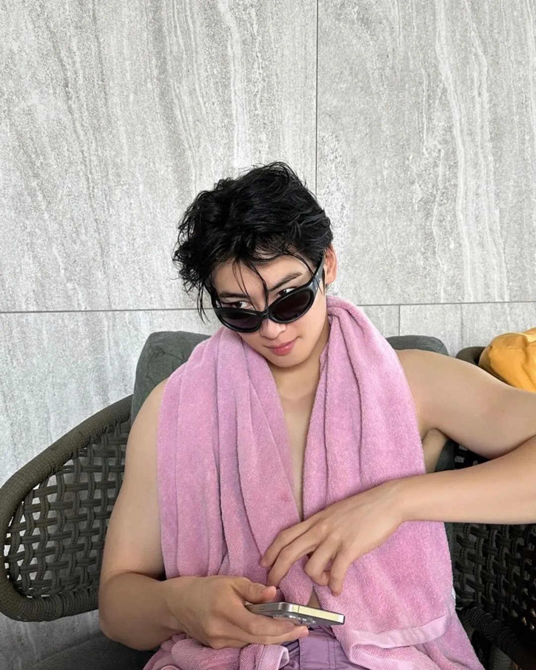 Las fotos 'sin camisa' de ASTRO Cha Eun Woo en la piscina tienen sed de AROHA: 'Las toallas son malas'