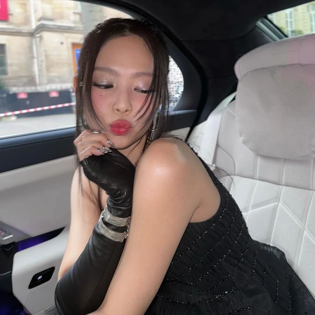 BLACKPINK Jennie criticada por 'ganho de peso' na Paris Fashion Week + BLINKs Defend Idol