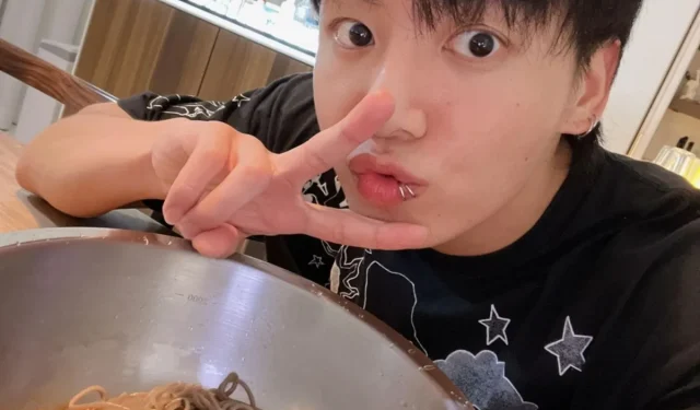 Jungkook dei BTS, che di solito metteva in mostra le sue abilità culinarie, è diventato un cuoco nell’esercito