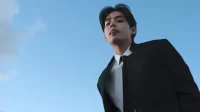 방탄소년단 뷔, 군 복무 중 신곡 첫 라이브 공연 공유, 한국 차트 ‘실패’했지만 국제적 성공 