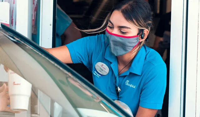 Der neue Chick-Fil-A-Standort verzichtet auf Drive-in und Kassierer und konzentriert sich auf mobile Bestellungen