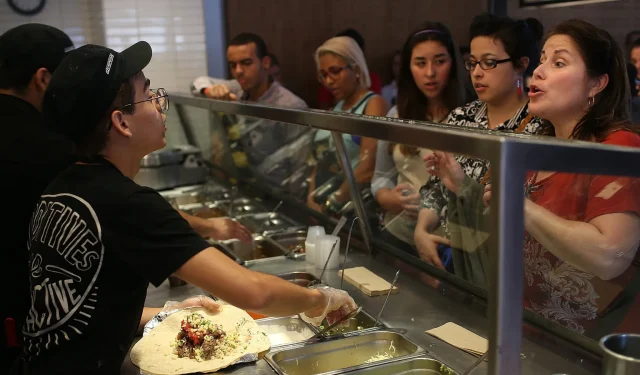 Pracownik Chipotle twierdzi, że został zwolniony za „wypasanie” na zmianie, mimo że kazano mu przetestować smak