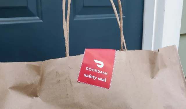 Un chauffeur de DoorDash perplexe devant un étrange bon de livraison laissé par un vétérinaire de l’US Navy