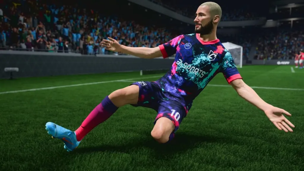 Jogador careca do EA FC 24 deslizando comemoração após marcar gol em clubes.