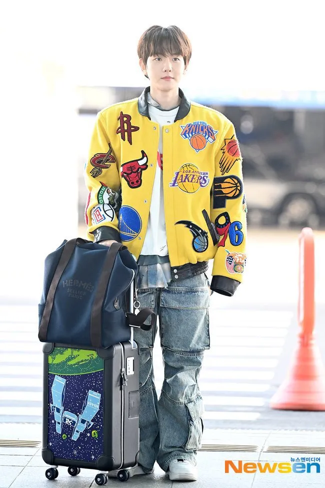 EXO Baekhyun chama a atenção após aparição no aeroporto: 'Estamos em 2012?'