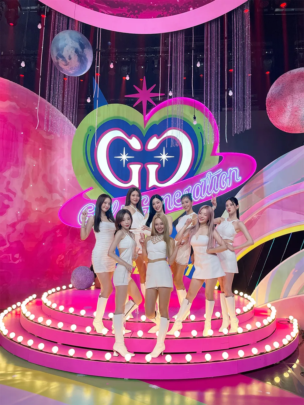 Girls' Generation „FOREVER 1“ Comeback-Bühne erstmals enthüllt … volle Leistung