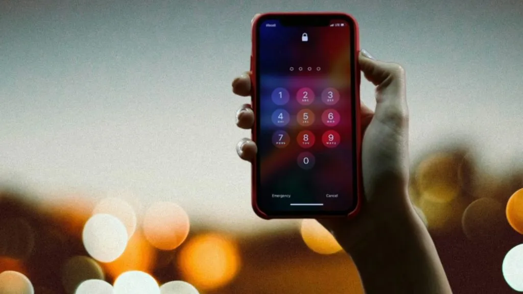 Usuario de iPhone que muestra un iPhone bloqueado