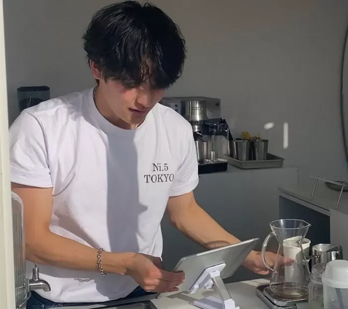 Le propriétaire d'un café japonais attire l'attention sur sa ressemblance avec BTS V