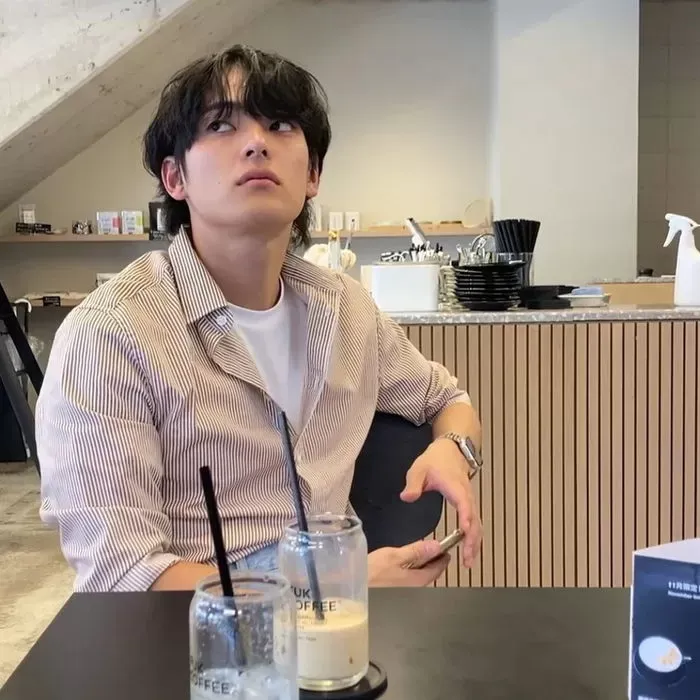 Proprietário de café japonês chama atenção pela semelhança com BTS V