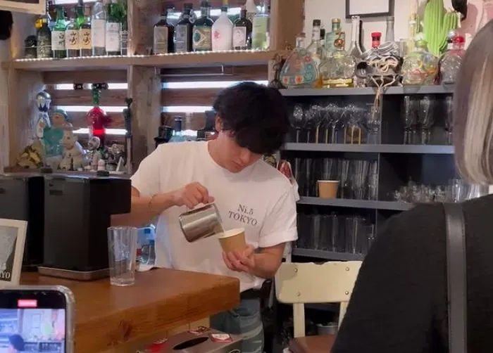 Le propriétaire d'un café japonais attire l'attention sur sa ressemblance avec BTS V