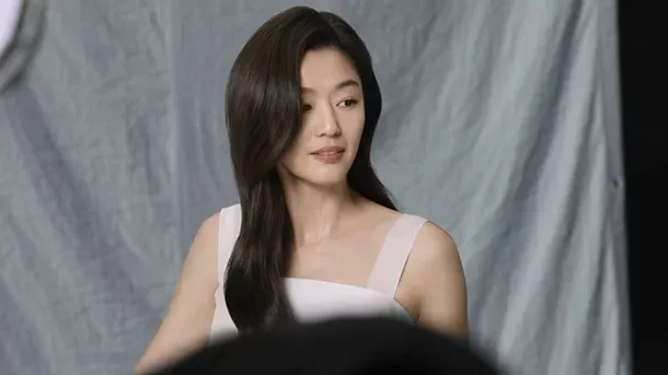 Jeon Ji-hyun sfoggia una bellezza giovanile e lussuosa a La Mer CF