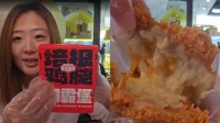 중국 KFC에는 두리안 더블다운이 있는데 이를 맛보기 위해 손님들이 줄을 섰다.