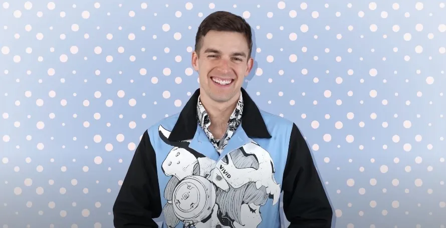 Une photo de la star de YouTube MatPat souriant sur fond bleu.