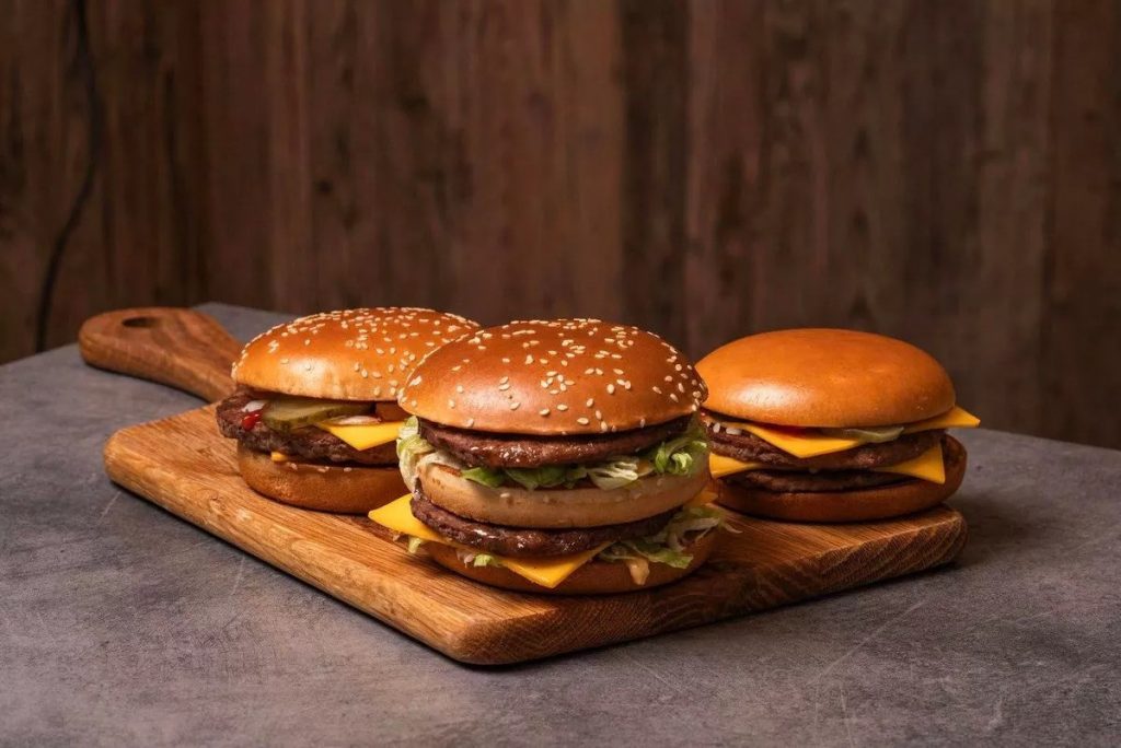 木砧板上的三個新配方麥當勞漢堡