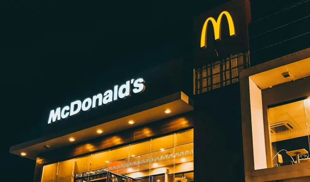 Funcionário do McDonald’s é hospitalizado após clientes furiosos iniciarem tiroteio no drive-thru