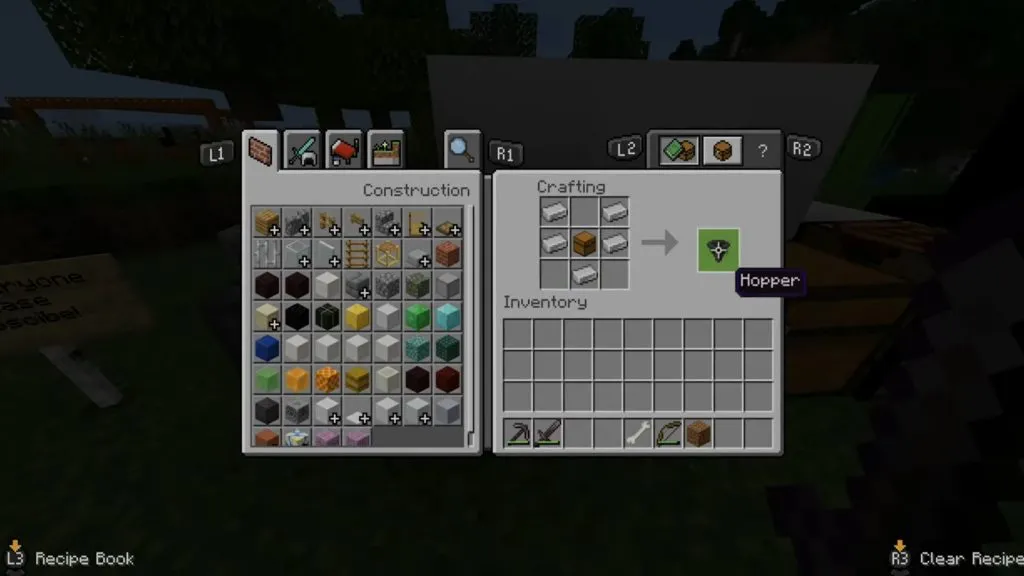 Imagen que muestra la receta de la tolva en Minecraft.