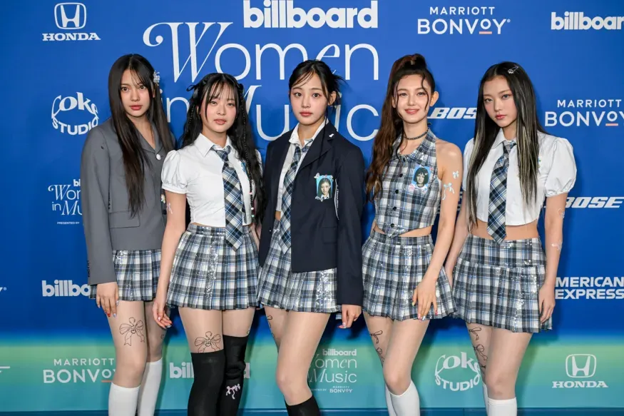 NewJeans, Billboard Women in Music 2024에서 'Unwhitewashed' 비주얼로 주목받다