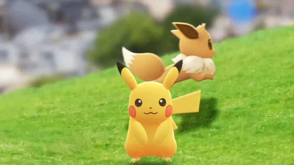 Pikachu se encuentra sobre una colina verde