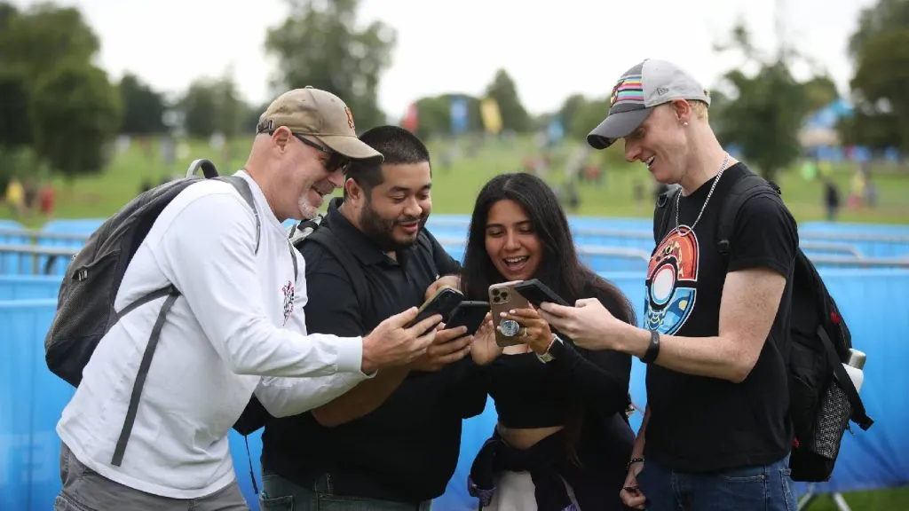 Ein Foto zeigt mehrere Leute, die in einem Park in New York Pokemon Go spielen