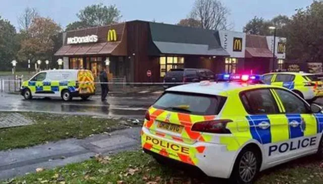 一些警車在被封鎖的麥當勞餐廳外的照片