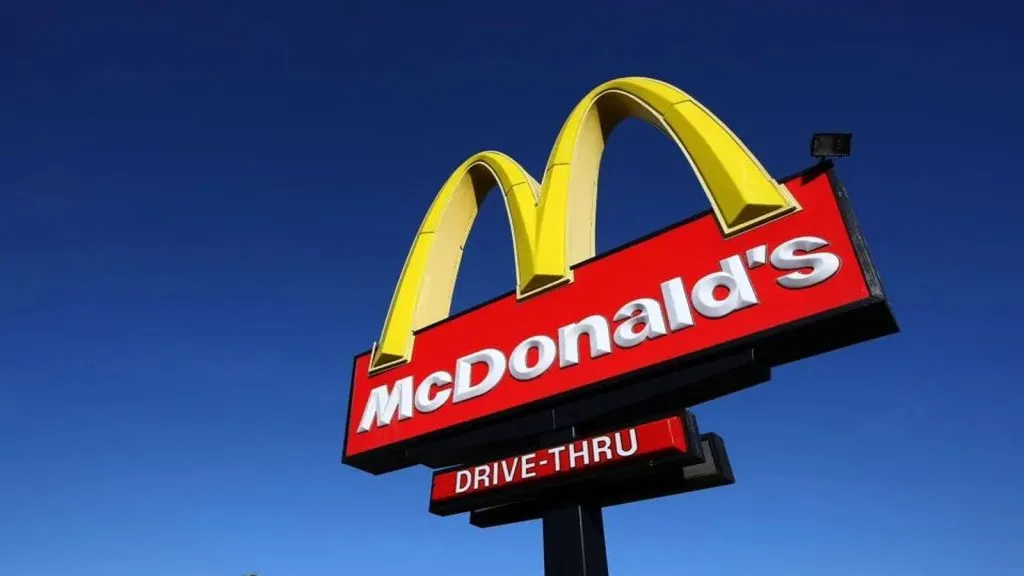 藍天背景下麥當勞標誌的低角度照片。