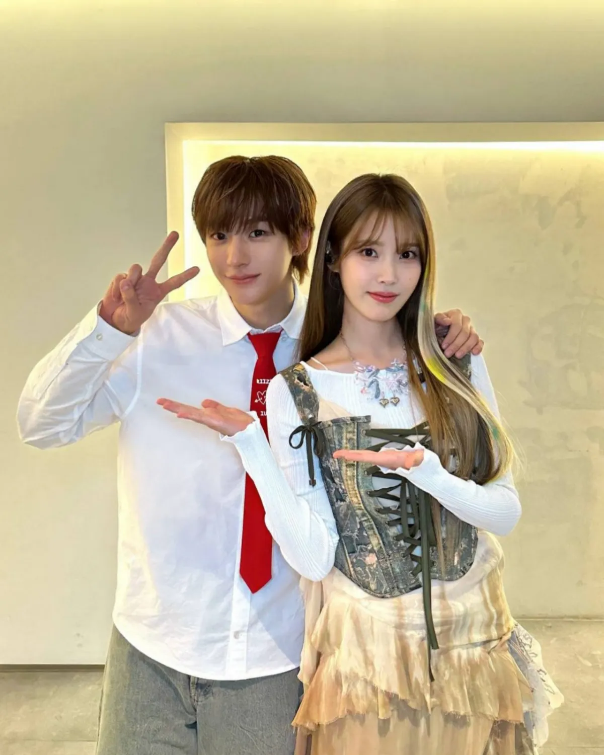 La photo de RIIZE Anton avec IU il y a 14 ans devient virale + BRIIZEs, Uaenas émue par la réunion des artistes