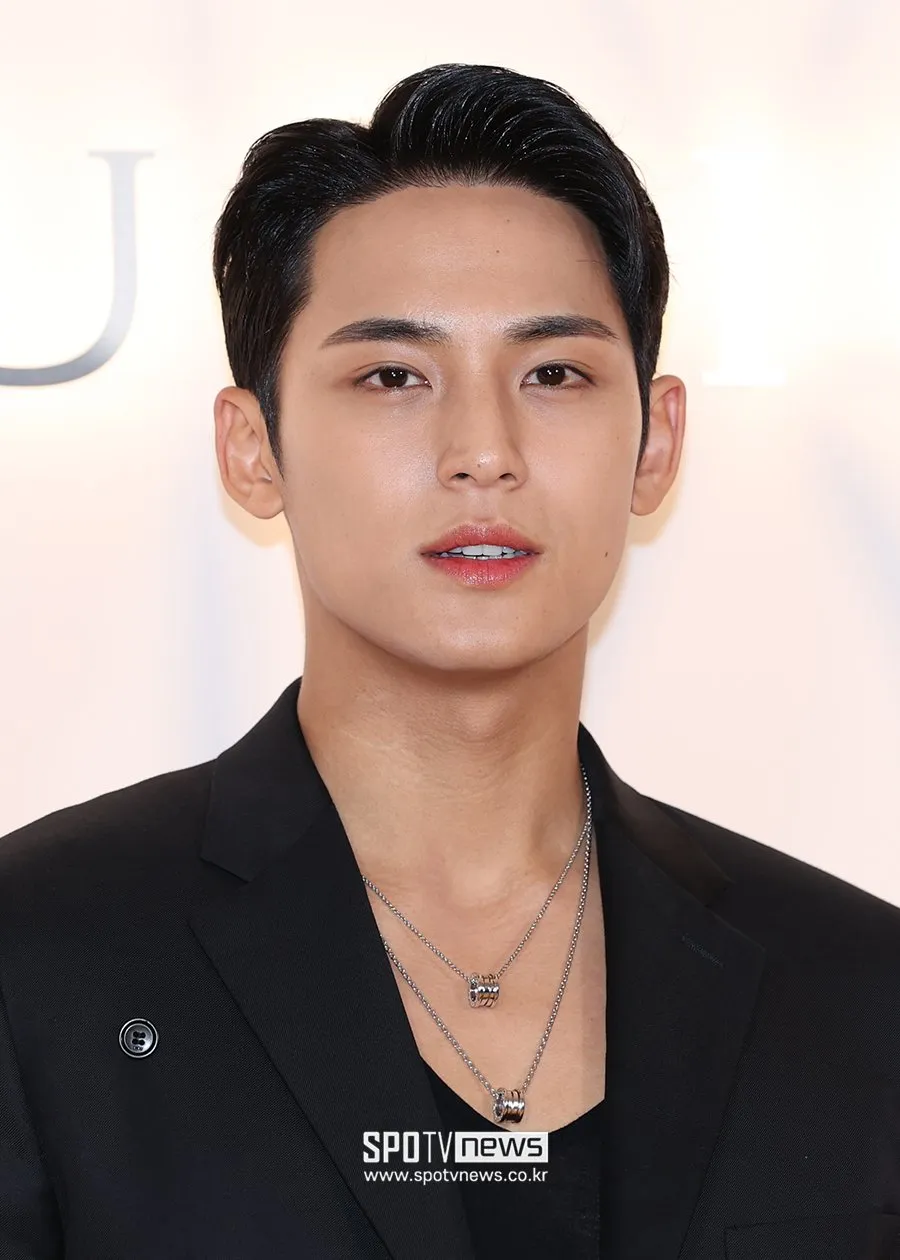 SIEBZEHN Mingyu