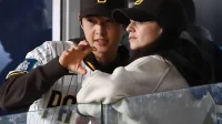 송중기와 아내 케이티가 서울시리즈 야구 데이트를 즐겼다.