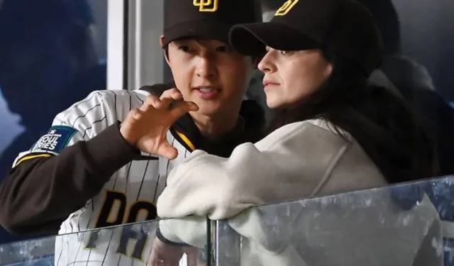 Song Joong-ki et sa femme Katy profitent d’un rendez-vous au baseball lors du match des séries de Séoul