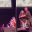 Tana Mongeau huye después de que un fan se apresurara al escenario durante una gira en vivo